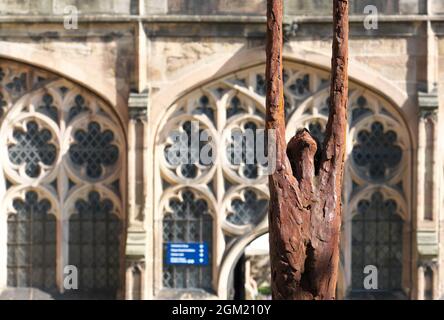 Hereford Kathedrale, Hereford, Großbritannien - über Grenzen Skulptur von John O'Connor Eisen Harz und aus rostfreiem Stahl Stockfoto