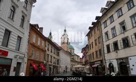 LJUBLJANA, SLOWENIEN - 02. Aug 2021: Nahaufnahme einer Straße in der Stadt Ljubljana während eines bewölkten Tages in Slowenien Stockfoto