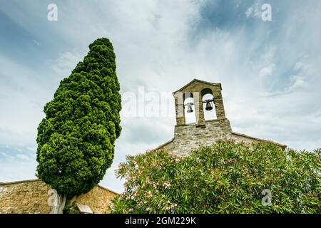 Blick auf die alte Kirche des Heiligen Franziskus, Isola Maggiore, Trasimeno-See, Tuoro sul Trasimeno, Umbrien, Italien Stockfoto