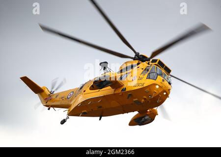 Yellow Westland Sea King XZ597 Rettungshubschrauber im Flug auf der Abingdon Air & Country Show 2021 Stockfoto