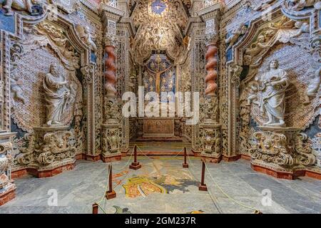 Innenraum der Kirche von Monreale in Sizilien. Detail des Kruzifixes. Stockfoto