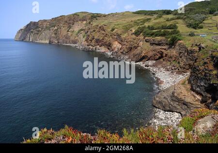 Blick auf die versteinerte vulkanische Lavaklippe, die Insel Graciosa, die Azoren Stockfoto