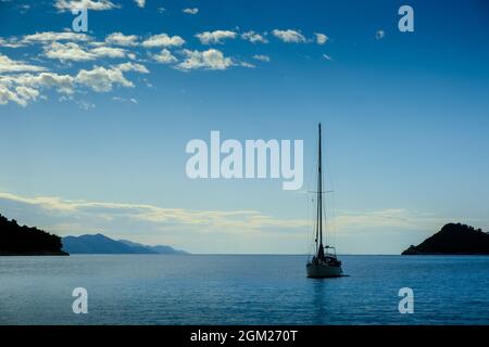 Ein Segelboot bei Anchore in der Bucht von Lopud im Norden der kroatischen Insel Lopud in der Nähe der Stadt Dubrovmic. 2021 Stockfoto