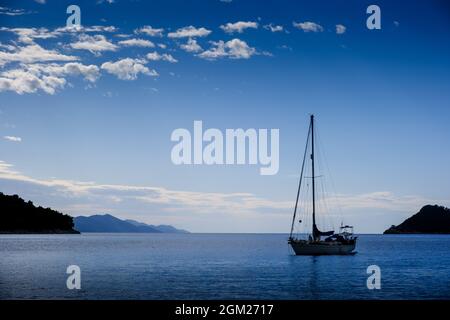 Ein Segelboot bei Anchore in der Bucht von Lopud im Norden der kroatischen Insel Lopud in der Nähe der Stadt Dubrovmic. 2021 Stockfoto