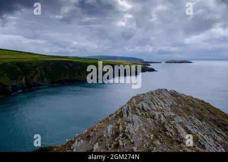 Blick auf Cardigan Island von der Spitze der felsigen Landzunge am Strand von Mwnt in Ceredigion bei Cardigan in Wales, Großbritannien. 2021 Stockfoto