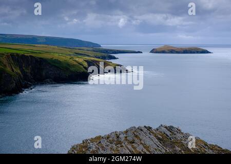 Blick auf Cardigan Island von der Spitze der felsigen Landzunge am Strand von Mwnt in Ceredigion bei Cardigan in Wales, Großbritannien. 2021 Stockfoto