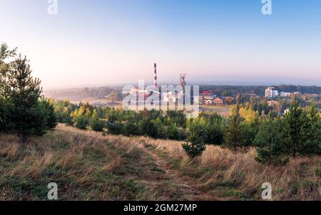 Schöne Aussicht auf den Kohlebergbau 'Boze Dary' in Katowice, Schlesien, Polen von der Bergwerksschanze bei Sonnenaufgang. Natur versus Industrie. Eine Mine umgeben von Stockfoto