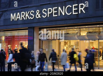 Aktenfoto vom 11/01/17 von Marks and Spencer in der Oxford Street in London. Der Einzelhändler hat gesagt, dass er 11 seiner Filialen in Frankreich aufgrund von Problemen mit der Versorgung mit frischen und gekühlten Lebensmitteln nach dem Brexit schließen wird. Die Geschäfte, die sich hauptsächlich in den Hauptstraßen von Paris befinden, werden bis Ende des Jahres schließen. Stockfoto