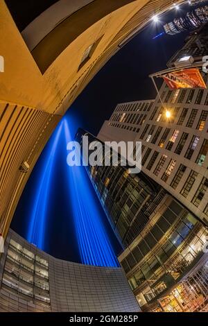 WTC 911 Tribute in Light - Blick von der Lichtinstallation der Gedenkstätte 911 in Lower Manhattan, New York City. Der Tribut im Licht ist eine Kunst Stockfoto
