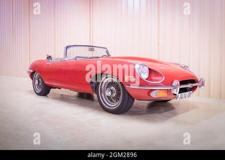 GALDAMES, SPANIEN, 8. AUGUST 2021: 1970 Jaguar E-Type (XK-E) 4,2 Roadster (Serie 2) im Automobilmuseum Torre Loizaga (Miguel de la Via) Stockfoto