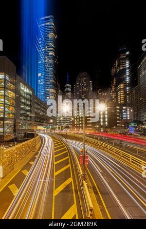 NYC Helix zum Battery Tunnel - Blick auf den Fahrzeugverkehr am Eingang des Hugh L. Carey Tunnels. Der Brooklyn-Battery Tunnel ist ein Mauttunnel in N Stockfoto