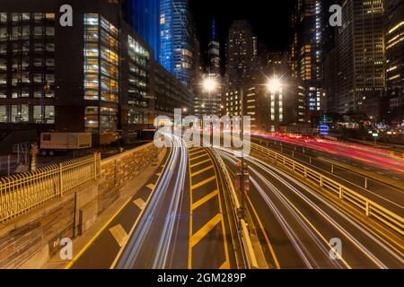 Helix zum Battery Tunnel NYC - Blick auf den Fahrzeugverkehr am Eingang des Hugh L. Carey Tunnels. Der Brooklyn-Battery Tunnel ist ein mautpflichtiger Tunnel Stockfoto