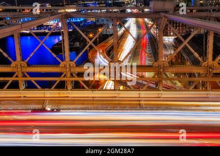 Farben und Energie von NYC - Lichtwege, Formen, Farben, Muster und dynamische Energie, die durch den Autoverkehr auf der Brooklyn Bridge und erzeugt werden Stockfoto