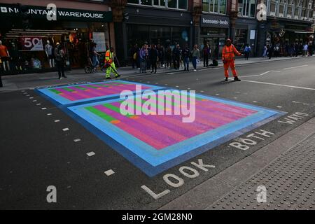 London, Großbritannien. September 2021. Sadiq Khan, Bürgermeister von London, startet die Herbstkultursaison von Let’s Do London mit spektakulären öffentlichen Street Art-Installationen. Gemeinsam mit der Künstlerin Yinka Ilori und dem Fotografen Rankin enthüllen wir „Bring London Together“ – eine spektakuläre neue öffentliche kunstkommission, die 18 Fußgängerübergänge mit unverwechselbaren, verspielten Designs mit einer hellen Farbpalette und kräftigen Formen transformiert. Die ‘Bring London Together’ in der Tottenham Court Road am 2021-09-16 London, Großbritannien. Kredit: Picture Capital/Alamy Live Nachrichten Stockfoto