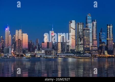 Empire State NYC 4. Juli - die Skyline von Midtown Manhattan mit dem Empire State Building in Rot, Weiß und Blau zur Feier der USA in Stockfoto