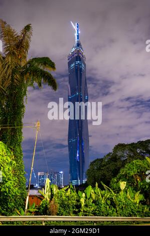 PNB118 Turm bei Nacht, im Bau Stockfoto