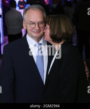 Magdeburg, Deutschland. September 2021. Reiner Haseloff (CDU), wiedergewählter Ministerpräsident von Sachsen-Anhalt, wird von seiner Frau Gabriele gratuliert. In der zweiten Wahlrunde hat der landtag Sachsen-Anhalt den CDU-Politiker zum Ministerpräsidenten von Sachsen-Anhalt wiedergewählt. Quelle: Ronny Hartmann/dpa/Alamy Live News Stockfoto