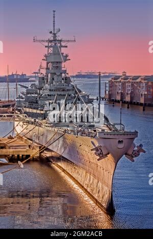 USS Wisconsin BB-64 Norfolk, VA - Obere Ansicht der USS Wisconsin, ein Schlachtschiff der Iowa-Klasse in Norfolk, Virginia. Dieses Bild ist ebenfalls verfügbar Stockfoto