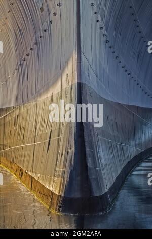 USS Wisconsin BB-64 Norfolk VA - Nahaufnahme des Bogens der mächtigen und mächtigen USS Wisconsin in Norfolk Virginia. Dieses Bild ist ebenfalls verfügbar Stockfoto