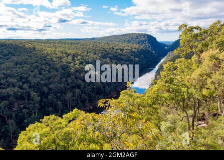 Blick nach Norden entlang des Nepean River und über den Blue Mountains National Park vom historischen The Rock Lookout in Mulgoa im Westen von Sydney, NSW Stockfoto