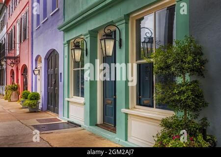 Rainbow Row Charleston SC - farbenfrohe Fassaden, französische Türen, Fenster, Eisengeländer, Gaslampen schmücken die Fassade dieses pastellfarbenen Hauses in Rainbo Stockfoto