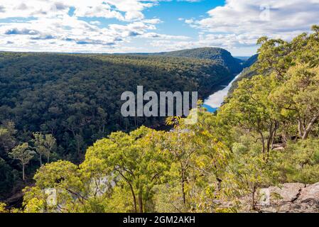 Blick nach Norden entlang des Nepean River und über den Blue Mountains National Park vom historischen The Rock Lookout in Mulgoa im Westen von Sydney, NSW Stockfoto