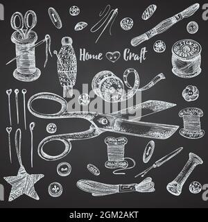 Set von handgezeichneten Kreide vintage Nähwerkzeuge. Nähmaschine, Nadel, Schere, Schaufensterpuppe, Knöpfe, Messgerät anpassen. Skizzengravur. Logos, Symbole Stock Vektor