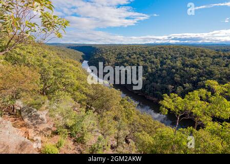 Blick nach Norden entlang des Nepean River und über den Blue Mountains National Park vom historischen The Rock Lookout in Mulgoa im Westen von Sydney, NSW Stockfoto