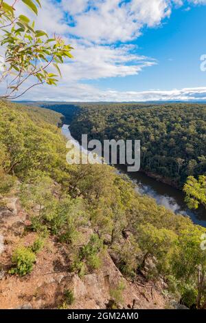 Blick nach Norden entlang des Nepean River und über den Blue Mountains National Park vom historischen The Rock Lookout in Mulgoa im Westen von Sydney, NSW Stockfoto