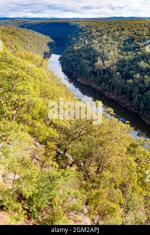 Blick nach Norden entlang des Nepean River und über den Blue Mountains National Park vom historischen The Rock Lookout in Mulgoa im Westen von Sydney, NSW Stockfoto