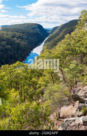 Blick nach Norden entlang des Nepean River und über den Blue Mountains National Park vom historischen The Rock Lookout in Mulgoa im Westen von Sydney, NSW Stockfoto