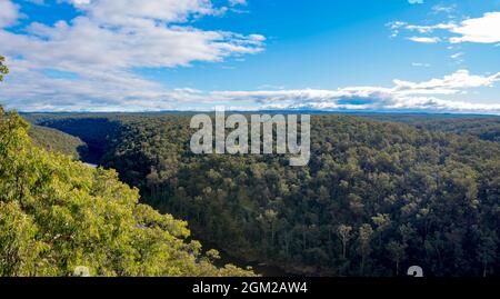 Blick nach Norden entlang des Nepean River und über den Blue Mountains National Park vom historischen The Rock Lookout in Mulgoa im Westen von Sydney, NSW Stockfoto