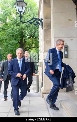 Magdeburg, Deutschland. September 2021. Der Ministerpräsident von Sachsen-Anhalt, Reiner Haseloff (CDU, l), trifft in der Staatskanzlei ein. Zuvor war er erneut zum Ministerpräsidenten gewählt worden. Er wird nun seine Minister in die Staatskanzlei berufen. Quelle: Klaus-Dietmar Gabbert/dpa-Zentralbild/dpa/Alamy Live News Stockfoto