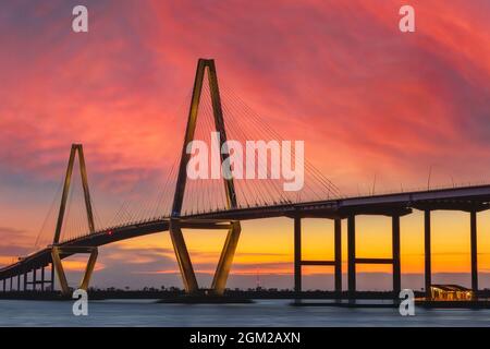 Arthur Ravenel Jr. Bridge - die Ravenel Bridge oder die Cooper River Bridge ist eine Kabelbrücke über den Cooper River in South Carolina. Es konne Stockfoto