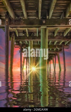 Sonnenaufgang am Virginia Beach Pier - die Sonne geht am Virginia Beach Fishing Pier auf und bietet den Zuschauern atemberaubende Farben. Dieses Bild ist ebenfalls verfügbar Stockfoto