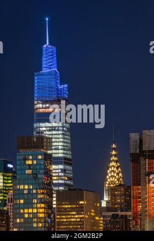 Chrysler Building und One Vanderbilt - die Skyline von New York City leuchtet auf und zeigt das legendäre Art déco-Chrysler Building und den neuen modernen archite Stockfoto