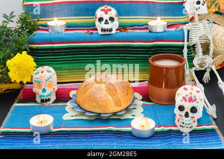 Altar geschmückt mit Pan de Muerto und Schädeln. Tag der Toten. Mexikanischer Urlaub. Stockfoto