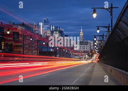 Express to NYC - Blick von Hoboken, NJ auf das Empire State Building und die Hudson Yards in Midtown Manhattan in New York City während der blauen Stunde des twi Stockfoto