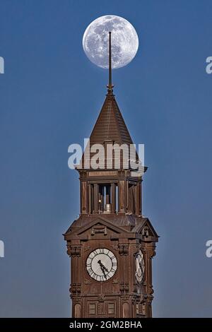 Lackawanna Snow Moon Rising - der volle Schneemond steigt hinter dem Lackawanna Clock Tower in Hoboken, New Jersey. Dieses Bild ist auch als BL verfügbar Stockfoto