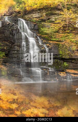 Bushkill PA Bridal Veil Falls - Blick auf den Pennel Wasserfall, umgeben von den bunten Farben des Herbstes. Dieses Bild ist auch als schwarzes und verfügbar Stockfoto