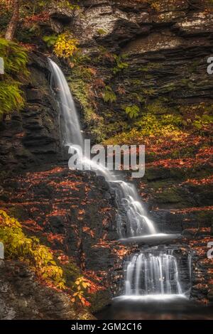 Bushkill Bridal Veil Falls PA - Blick auf den Pennel Wasserfall, umgeben von den bunten Farben des Herbstes. Dieses Bild ist auch als schwarzes und verfügbar Stockfoto