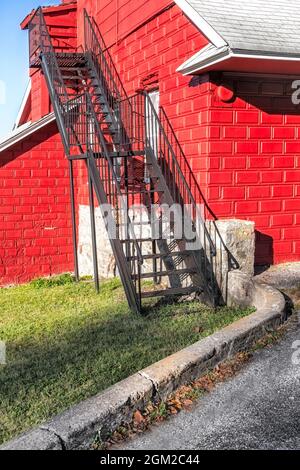 Red Barn Fire Escape - Schattenspiel auf der Außentreppe in einer roten Scheune in Sussex County, New Jersey. Dieses Bild ist auch als schwarzes und verfügbar Stockfoto