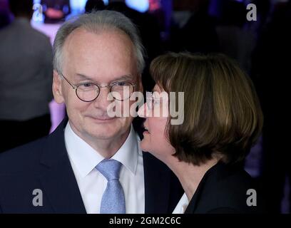 Magdeburg, Deutschland. September 2021. Reiner Haseloff (CDU), wiedergewählter Ministerpräsident von Sachsen-Anhalt, wird von seiner Frau Gabriele gratuliert. In der zweiten Wahlrunde hat der landtag Sachsen-Anhalt den CDU-Politiker zum Ministerpräsidenten von Sachsen-Anhalt wiedergewählt. Quelle: Ronny Hartmann/dpa/Alamy Live News Stockfoto