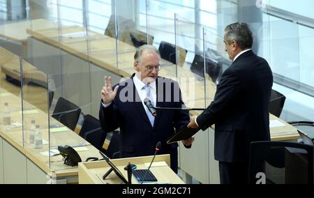 Magdeburg, Deutschland. September 2021. Reiner Haseloff (CDU, l), wiedergewählter Ministerpräsident von Sachsen-Anhalt, wird vom Landtagspräsidenten Gunnar Schellenberger (CDU) im Landtag von Sachsen-Anhalt vereidigt. Quelle: Ronny Hartmann/dpa/Alamy Live News Stockfoto