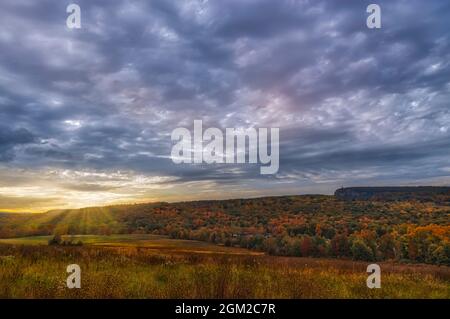 Paltz Point Mohonk Tower Mountain - Ein Blick aus dem Osten während der Herbstlaub Pracht Farben. Das Hotel liegt in New Paltz, New York, es ist eine der Stadt Stockfoto