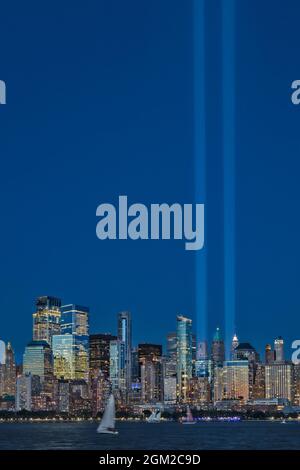 NYC Tribute to 911 - Ein Blick auf das Tribute in Light Beams shinning Bright in the Lower Manhattan, New york City Skyline. Zwischen den Leuchten befindet sich die Stockfoto