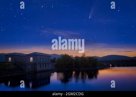 Komet Neowise bei Ashokan - C/2020 F3 - über dem Ashokan Reservoir in der Dunkelheit der Nacht ist ein wunderschönes Sternenhimmel mit dem hellsten Stern von Stockfoto