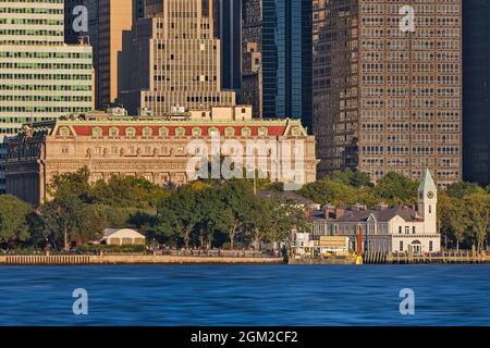 NYC Pier A - Blick über den Hudson River auf den NYC Pier A und das National Museum of the American Indian in Lower Manhattan in New York City. Dies Stockfoto