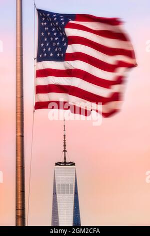 Old Glory und WTC - die amerikanische Flagge, die über dem One World Trade Center fliegt, wird gemeinhin als Freedom Tower im Lower Manhattan in New York Cit bezeichnet Stockfoto