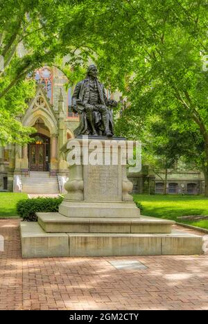 College Hall Benjamin Franklin - Blick auf Bronzestatue eines sitzenden Benjamin Franklin von an der University of Pennsylvania in Philadelphia, Pennsylvania Stockfoto